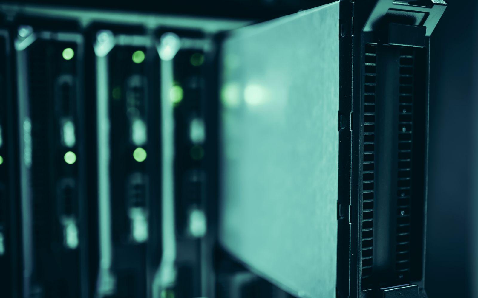 Serverschränke in einem modernen Rechenzentrum, ruhige IT-Infrastruktur